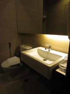斯里伊斯兰德D酒店的浴室配有白色水槽和卫生间。