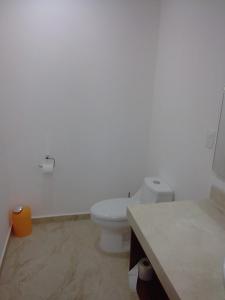 图卢姆posada tumben ka´a的浴室配有白色卫生间和台面