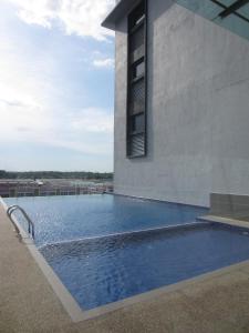 斯里伊斯兰德D酒店的建筑物一侧的游泳池