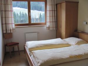 图克斯An der Mühle的一间卧室设有两张床和窗户。