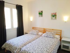 埃尔帕索Villa Bellavista的一间卧室设有一张床和两个窗户。