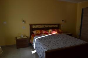 内比达CASA DEL MINATORE的一间卧室配有一张带红色枕头的床