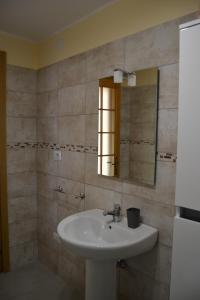 内比达CASA DEL MINATORE的一间带水槽和镜子的浴室