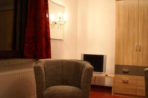 奥斯特巴德·哥伦Insel der Freude的客厅配有椅子和电视