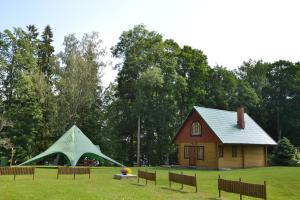 BīriņiHoliday Home Dālderi的房屋旁田野上的帐篷