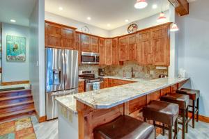 埃文Beaver Creek West Mountain Condo的厨房配有木制橱柜和不锈钢用具