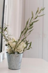 帕罗奇亚Krotiri Bay -adults only的花瓶,花瓶上满是白色的花朵,坐在桌子上