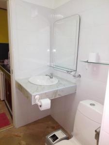 蔻立Sanuk Bungalow的一间带水槽、镜子和卫生间的浴室