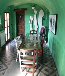 博尔焦韦雷齐San Martino Rooms & Breakfast的一间设有桌子和墙上叉子的用餐室
