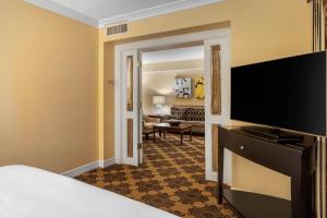 休斯顿休斯顿全方位酒店的配有一张床和一台平面电视的酒店客房
