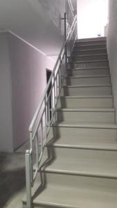 赫梅利尼茨基Guest House MAX的空的建筑里一套楼梯