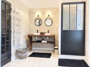 罗莫朗坦la Porte aux Dames的浴室设有黑色的门和镜子