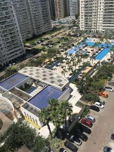 里约热内卢Apartamento Parque Olímpico的享有停车场空中景致,设有游泳池