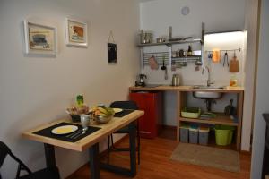 罗韦雷托B&B DEL VIAGGIATORE的一个带桌子和水槽的小厨房