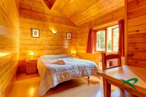 希塞雷拉希瑟雷拉公园简易别墅露营地的小木屋内一间卧室,配有一张床