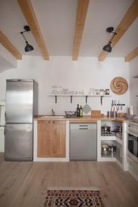 伊佐拉Little house - Hiška的厨房配有不锈钢用具和木柜