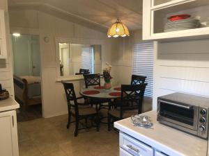 博福特Beaufort SC New Renovation, Close to Parris Island, Historic Downtown, Beautiful Beaches, Sleeps 8的厨房以及带桌椅的用餐室。