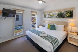 西南岩西南罗克斯茵詹尼亚度假酒店的一间卧室设有一张床、电视和窗户