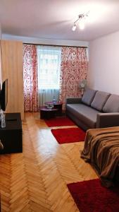 利沃夫Very nice Apartment in L'viv的带沙发和大窗户的客厅