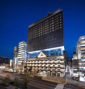 大阪Hotel Royal Classic Osaka的城市中一座大建筑