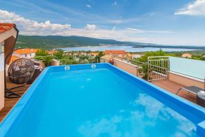 科尔尼奇Villa Antonia的美景阳台的游泳池