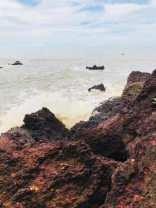 坎努尔Manshore bay的海洋景,水中岩石