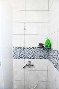 Hsi-kuo-shan不倒翁輕旅的浴室内带软管的淋浴