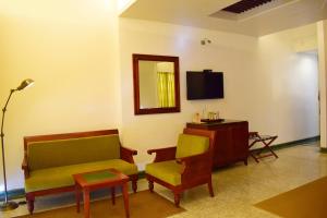 科钦Eighth Bastion Fort Kochi - CGH Earth的带沙发和电视的客厅