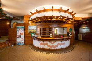 坎普罗东格列沃水疗酒店的一间酒吧,餐厅里设有大房间