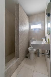 奥诺斯格罗斯酒店的浴室配有卫生间、盥洗盆和淋浴。