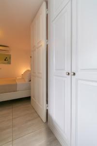 奥诺斯格罗斯酒店的卧室内的白色门,卧室配有床