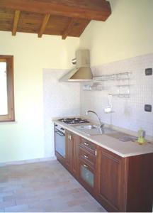 皮耶迪卢科Residence Albornoz的厨房配有水槽和炉灶