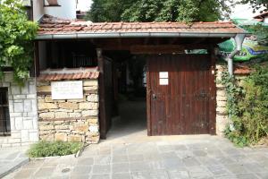 洛维奇奥兹家庭酒店的木门的建筑物入口