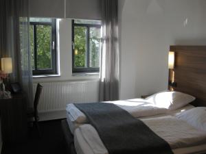 巴特弗兰肯豪森佳尼安格5号酒店的酒店客房带两张床和两个窗户