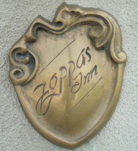 Sînnicolau MareVila Zoppas Inn的胸前的胸部,墙上写着