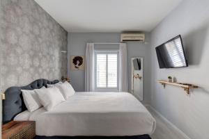 特拉维夫Ella SR by TLV2rent的卧室设有一张白色大床和一扇窗户。