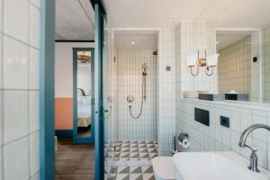 阿姆斯特丹The July - Boat & Co的带淋浴和盥洗盆的浴室