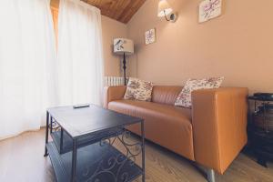 米拉弗洛迪拉希穆涅吉亚酒店的客厅配有沙发和桌子
