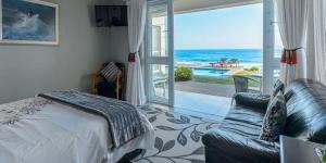 Sea ViewOcean Breeze的一间卧室配有一张床,享有海景