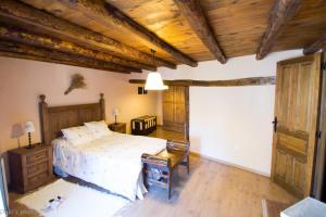 TamajónLa Casita de Leire的一间卧室设有一张床和木制天花板