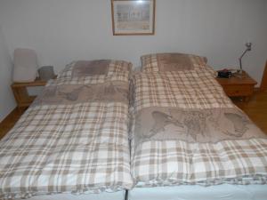 伦策海德Vazerol的卧室内两张并排的床
