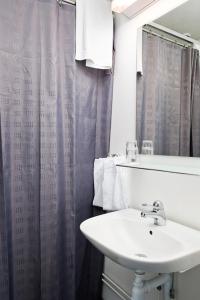 AlftaGästisbacken的一间带水槽和淋浴帘的浴室