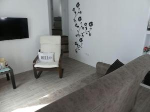 弗里希利亚纳CASA PURICA的客厅配有沙发和椅子