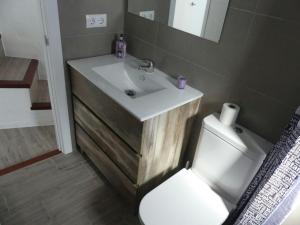 弗里希利亚纳CASA PURICA的浴室配有白色水槽和卫生间。