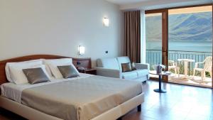 利莫内-苏尔加达梅塞德斯酒店的酒店客房设有一张床和一个阳台。