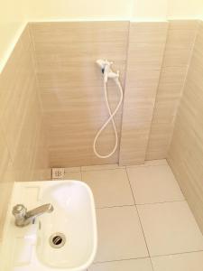 莫阿尔博阿CheRi Backpackers Hostel的浴室配有水槽和墙上的软管