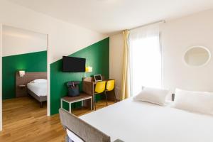 卡里雷斯索珀斯卡瑞斯索斯普赛爱达格公寓式酒店的卧室配有白色的床和绿色的墙壁