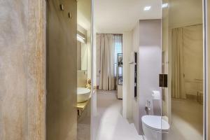 锡耶纳Residenza d'Epoca Le Aquile的一间带卫生间、水槽和镜子的浴室