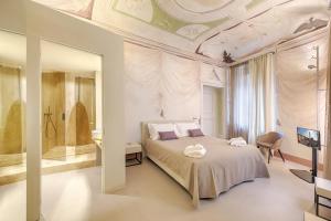 锡耶纳Residenza d'Epoca Le Aquile的一间卧室设有一张带天花板的大床