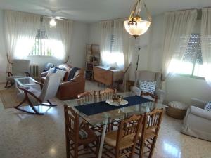 El ChaparralLa casita de la abuela - Vivienda familiar con encanto的客厅配有桌椅